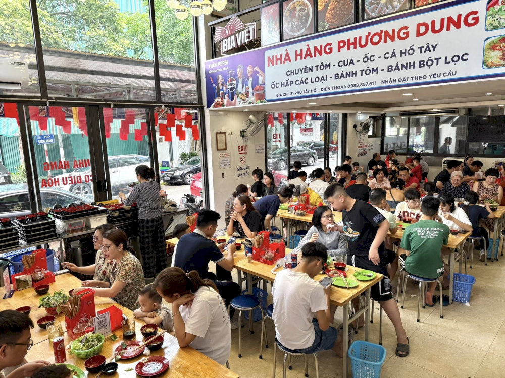 Không gian quán bánh tôm Phương Dung